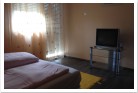 2 Schlafzimmer mit Balkon.